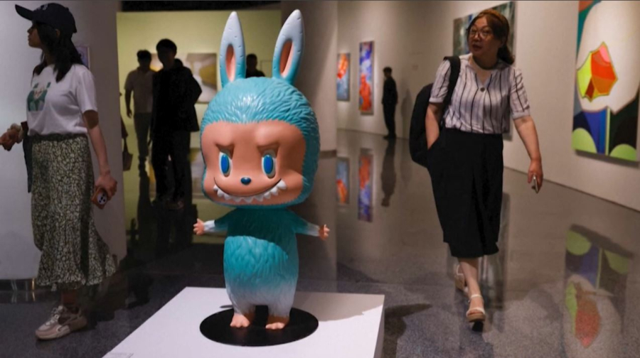 Фигура Labubu в человеческий рост продана за $150 000 на аукционе в Пекине