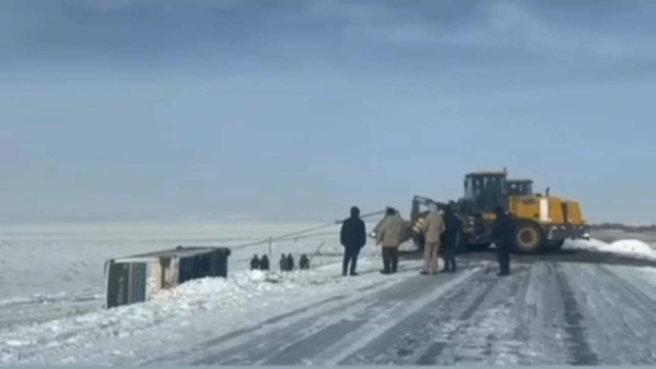 Абай облысында автобус жолдан шығып кетті