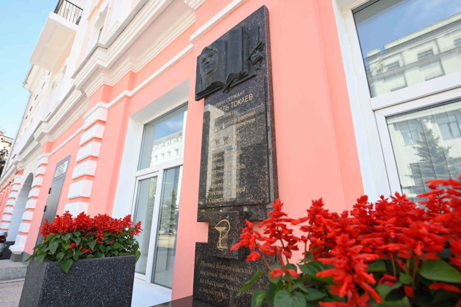 Глава государства возложил цветы у мемориальной доски Кемелю Токаеву