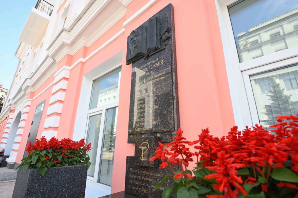 Глава государства возложил цветы у мемориальной доски Кемелю Токаеву