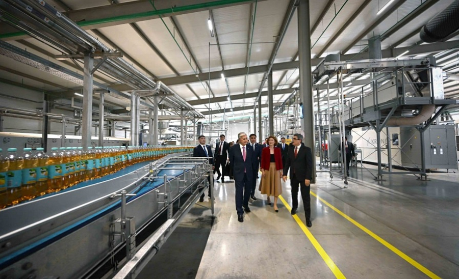 Президенту показали завод Coca-Cola Içecek Kazakhstan