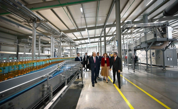 Президенту показали завод Coca-Cola Içecek Kazakhstan