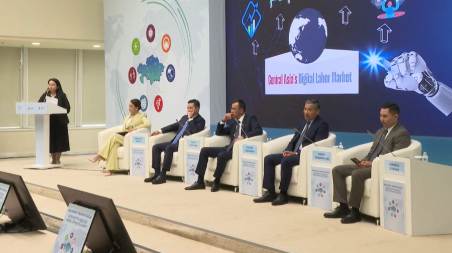 Сенат жанындағы «Талдау» мектебінің түлектері зерттеулерін таныстырды