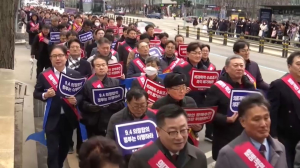 Кореяда дәрігерлер шеруі басылмай тұр