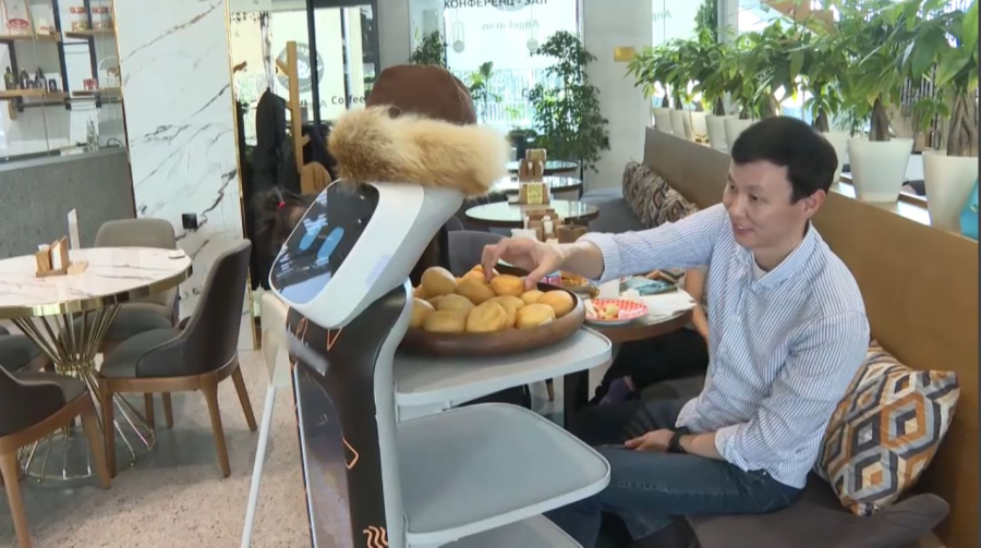 Ақтөбеде даяшының орнына робот қызмет көрсетеді