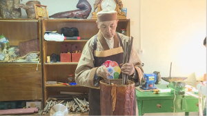 Сельский мастер обучает кожевенному искусству в Актюбинской области