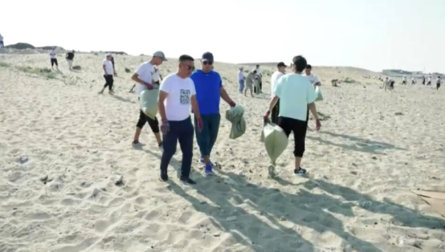 Спортсмены провели экоакцию на побережье Каспия