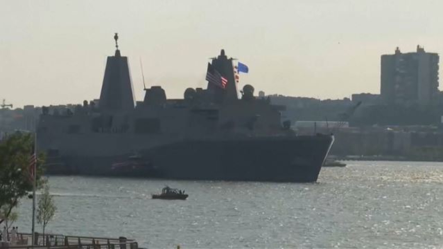 USS Arlington әскери кемесі Нью-Йоркке барды