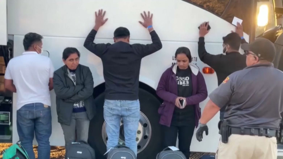 АҚШ соты венесуэлалық мигранттарды депортациялауды тоқтатты