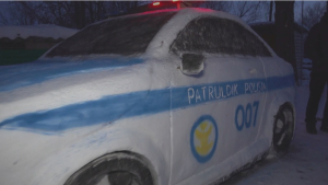 Полицейский автомобиль из снега слепил житель ЗКО