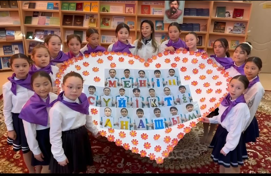 Школьники Астаны трогательно поздравили мам с Днём матери