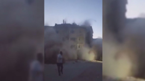 Брошенный камень снёс пострадавший при землетрясении дом в Турции