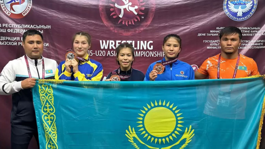 Азия чемпионатында қазақстандық жасөспірім балуан қыздар үш медаль алды