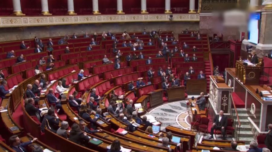 Франция жаңа жылды бюджетсіз қарсы алады