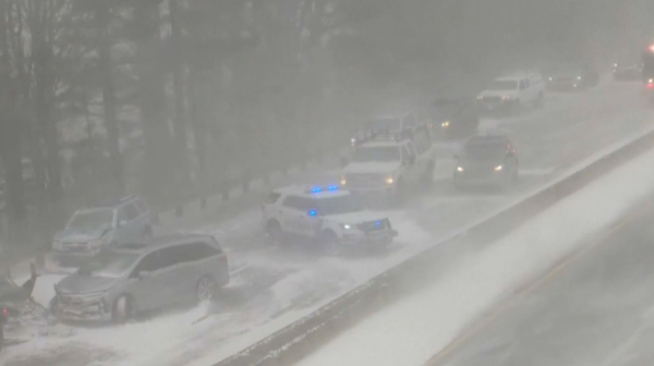 Более 100 машин столкнулись из-за метели в Орегоне
