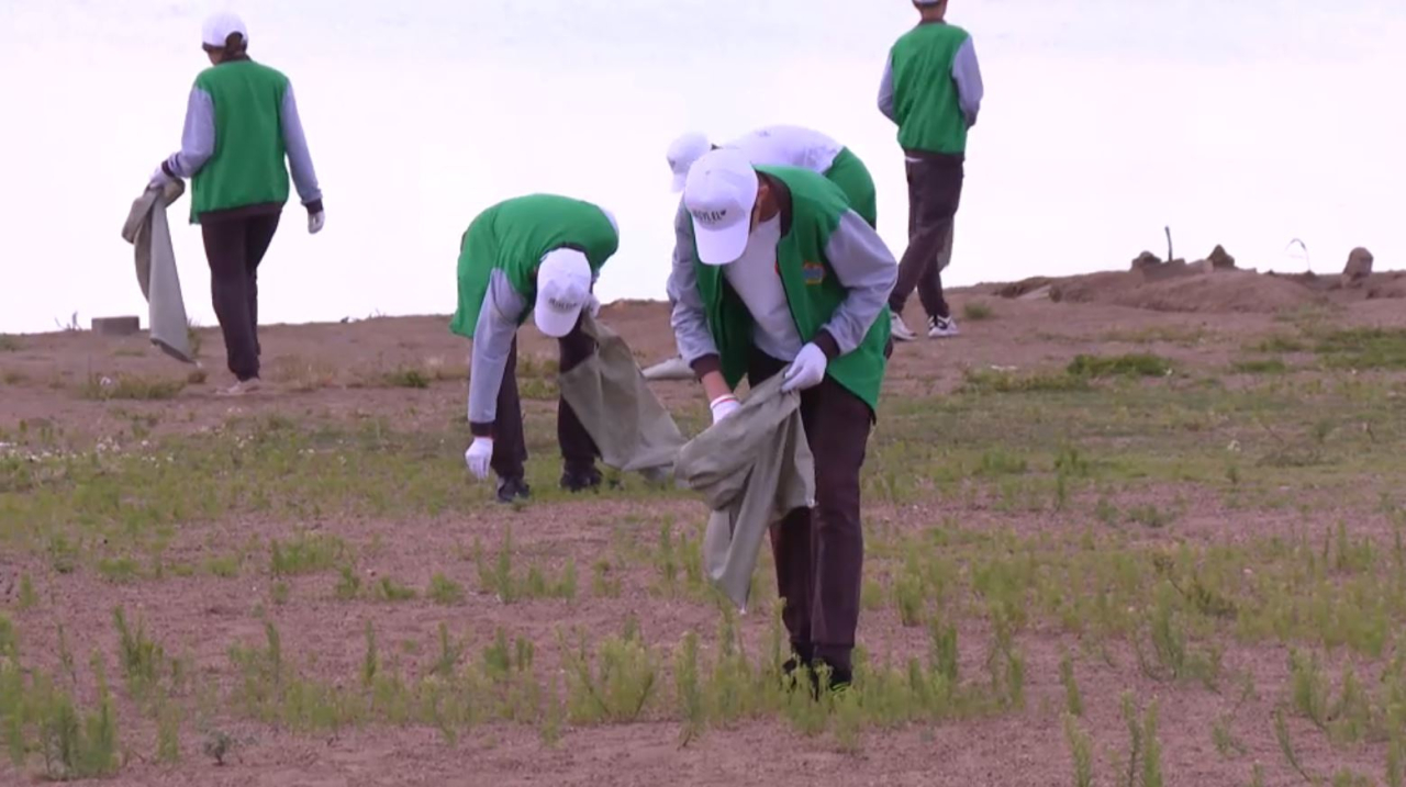 Активисты убрали городской пляж в столице