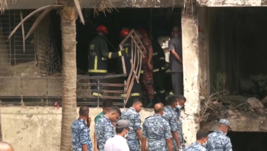 Число жертв крушения самолета в Дакке возросло до 27