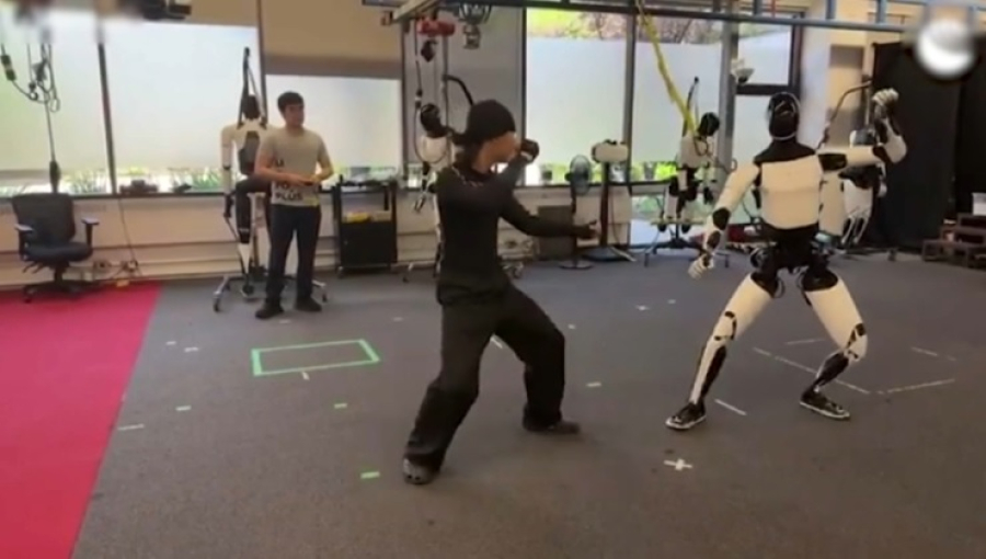 Илон Маск показал, как гуманоид Optimus изучает кунг-фу