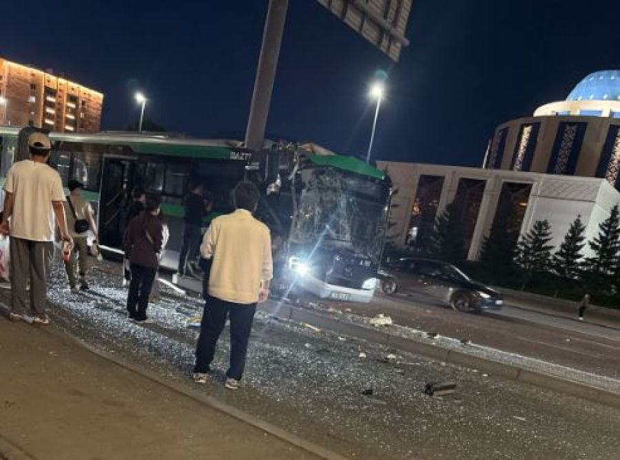 Автобус врезался в столб в центре Астаны