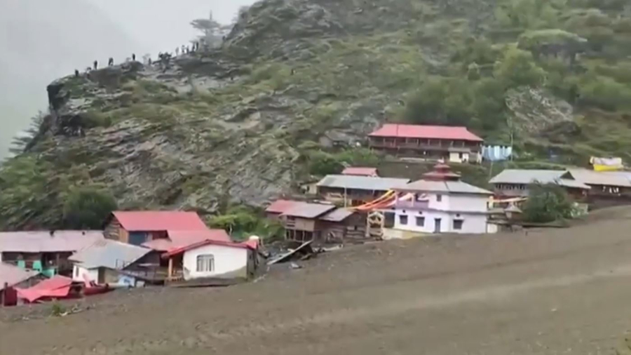 Үндістанда лай көшкінінен 50-ге жуық адам жоғалды