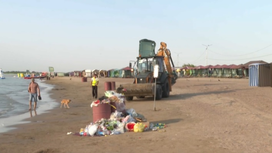 С пляжа в Конаеве ежедневно вывозят до 90 тонн мусора