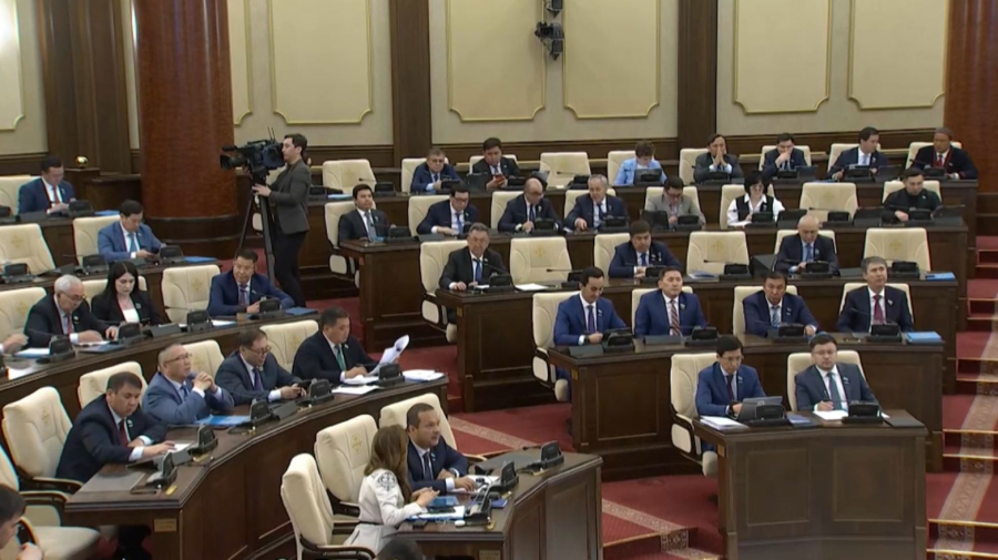 Мажилис рассмотрел исполнение республиканского бюджета