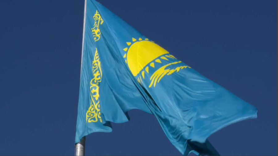 Алматыда Республика күні мерекесі Мемлекеттік туды көтеруден басталды