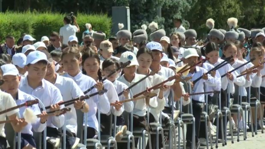 Рекорд по массовому исполнению кюев на домбре  установили в области Жетісу