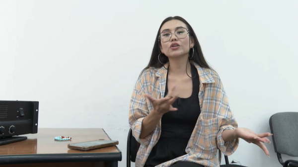 Әнді ыммен айтатын сурдоаудармашы