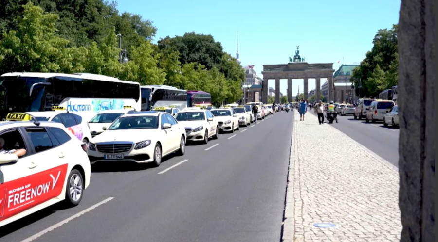 Водители такси в Германии требуют равных условий