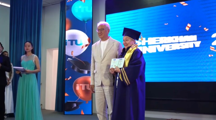74-летней выпускнице университета в Таразе вручили диплом