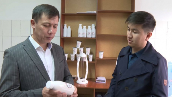 Молоко из фиников производит житель Тараза