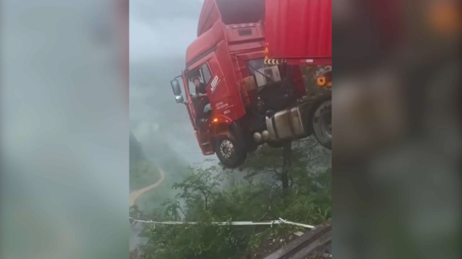 Автомобильный мост рухнул в Китае