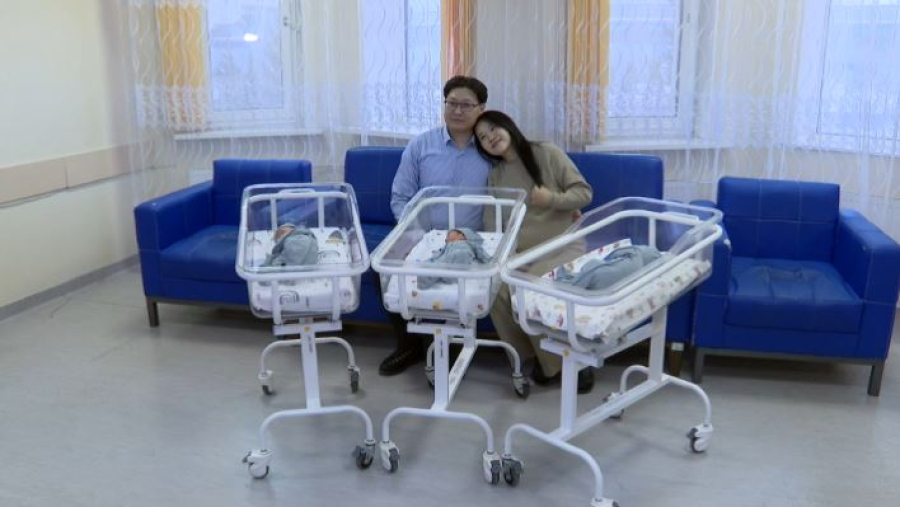 Астанчанка стала мамой троих малышей