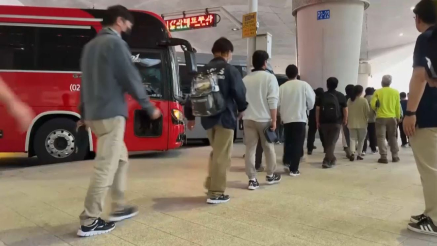 АҚШ-та ұсталған 300 оңтүстік кореялық жұмысшы еліне оралды