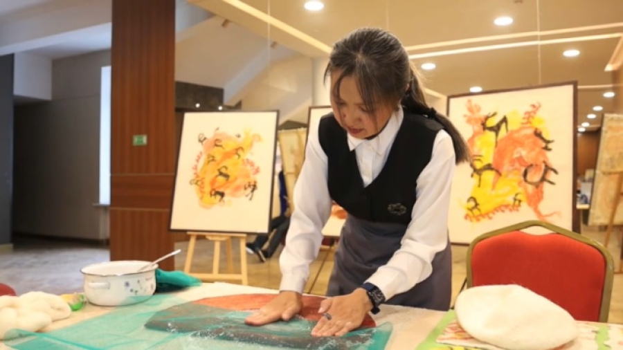 Жительница ВКО развивает ремесло войлоковаляния