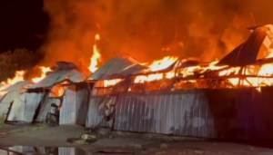 Алматы окутал дым от ночного пожара: безопасность населения под контролем