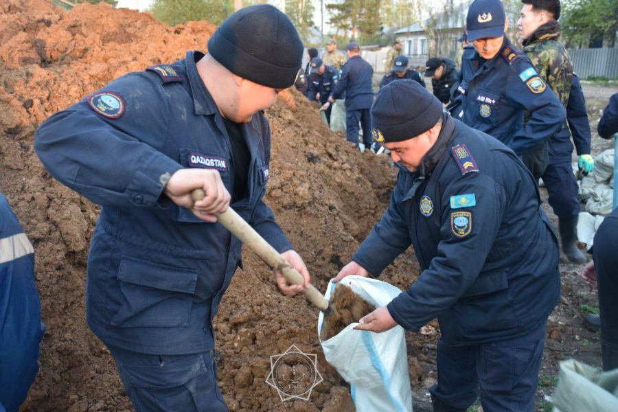 Работы по укреплению дамб и валов продолжаются в СКО