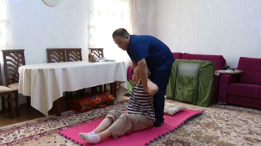 Реабилитологи помогают людям с инвалидностью на дому