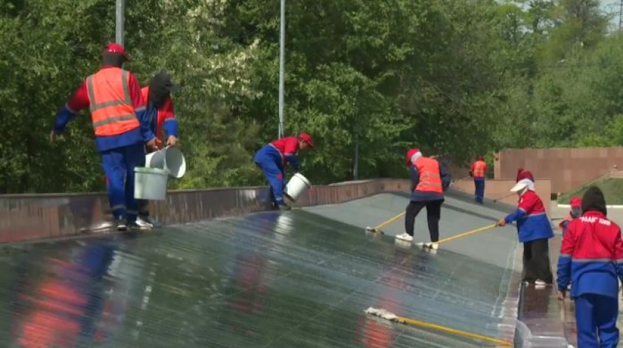 Памятники и мемориалы облагораживают в Шымкенте