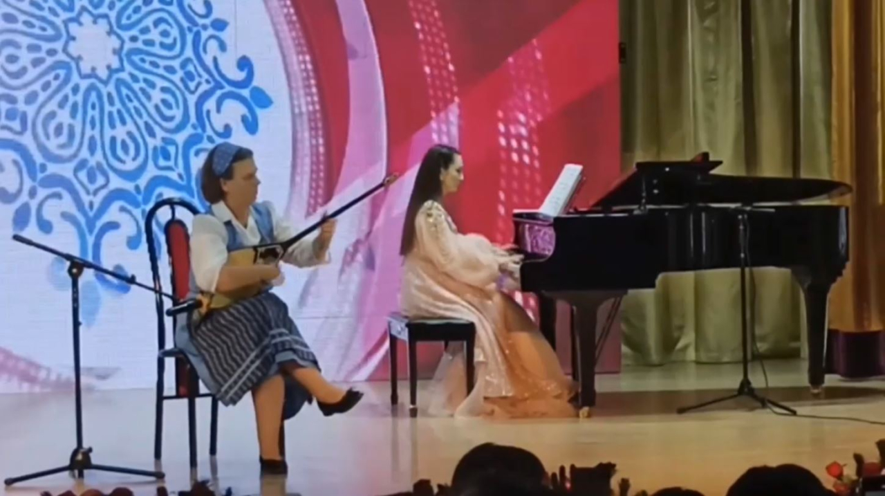 Британская домбристка поздравила казахстанцев с праздником