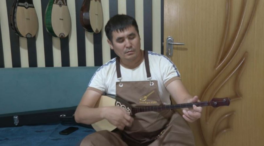 Қызылордалық шебер 6 мың домбыра жасаған