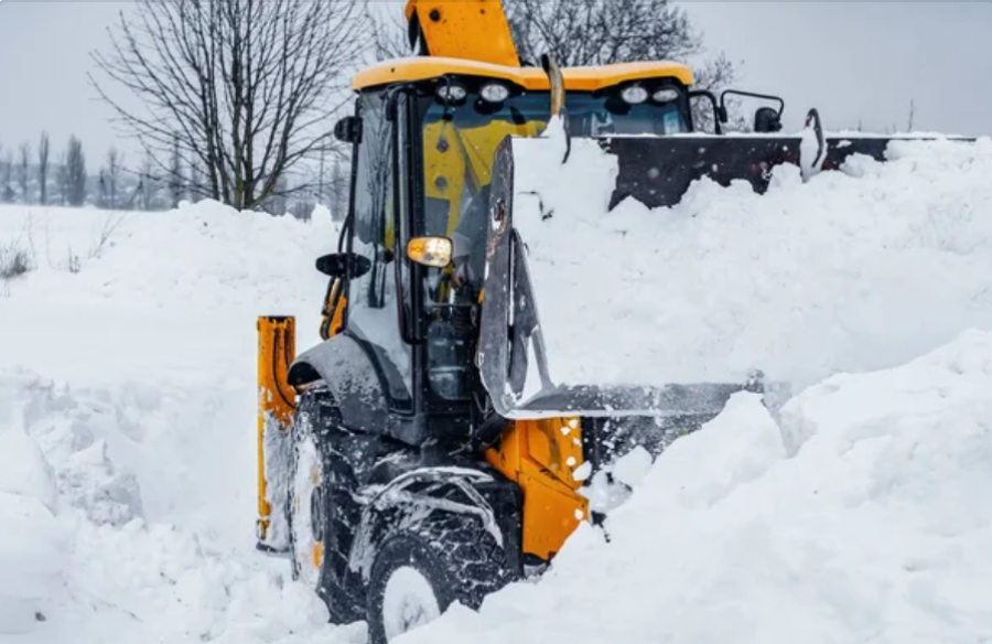 Почти 3 000 дорожных рабочих вышли на уборку снега в Астане