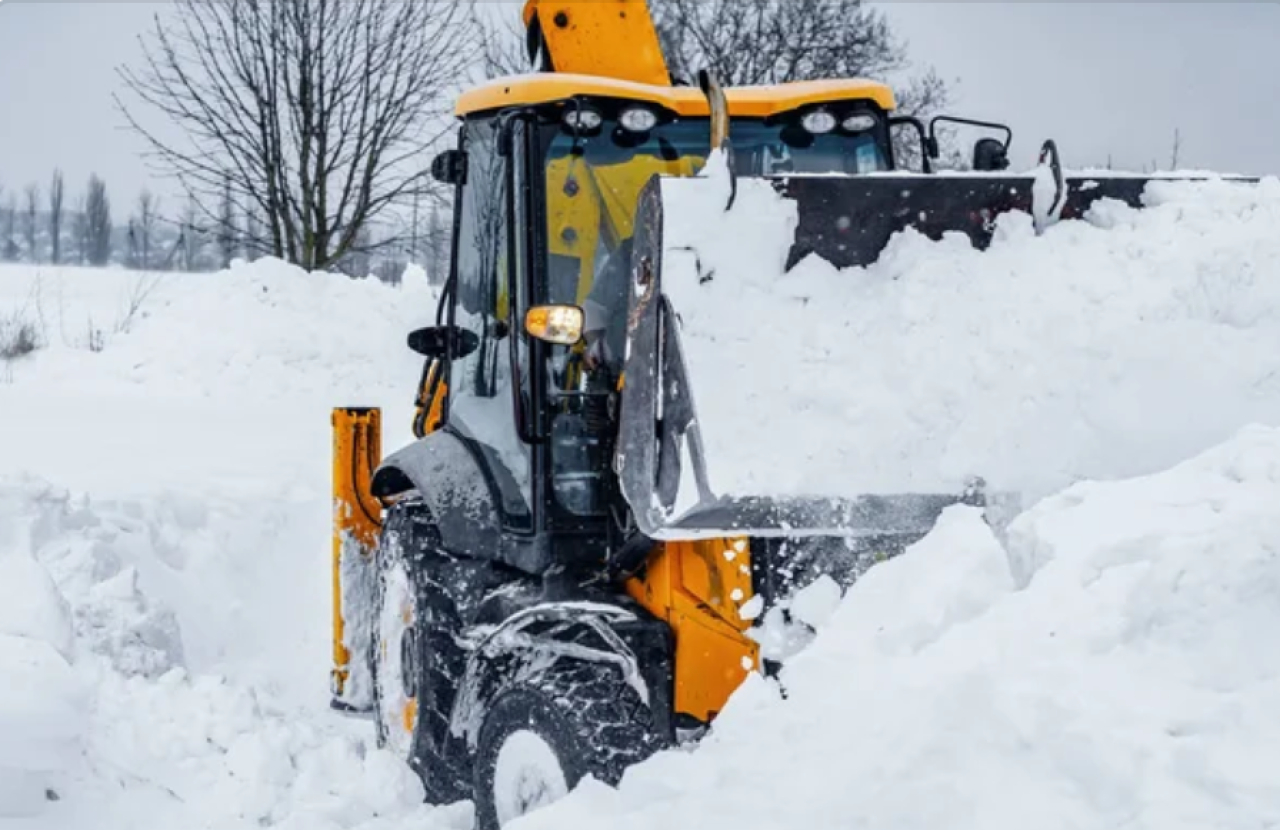 Почти 3 000 дорожных рабочих вышли на уборку снега в Астане