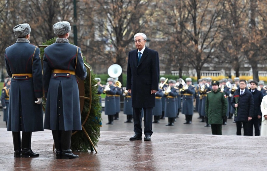 Токаев возложил цветы к мемориалу «Могила неизвестного солдата»