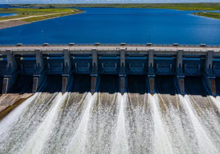 Водохранилища продолжают сброс воды