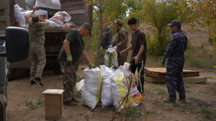 Волонтёры очистили берег озера Кенгир в Жезказгане
