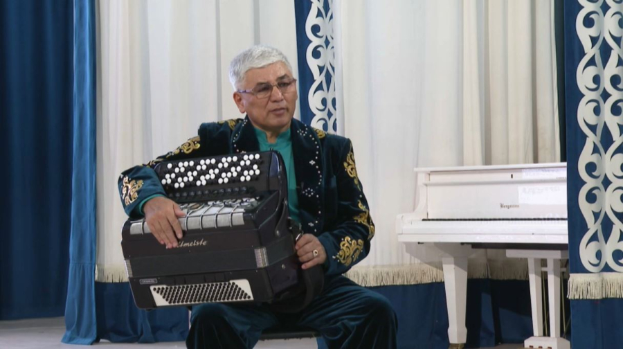 Новый рекорд: 114 песен за шесть часов исполнил певец из Тараза
