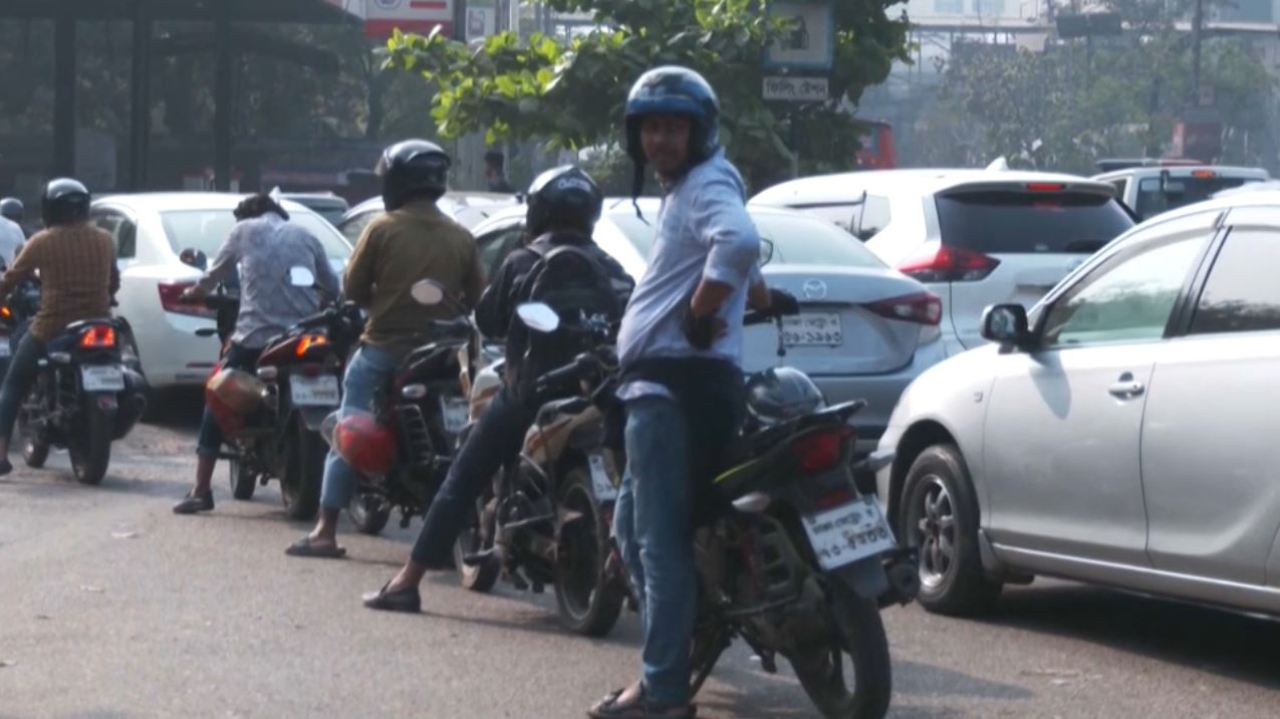 Ограничения на покупку ГСМ ввели в Бангладеш