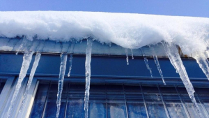 Об опасности схода наледи и снега с крыш предупредили жителей Астаны